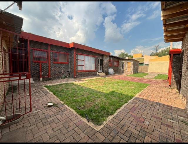 23 BEDROOM HOUSE FOR SALE IN BEDWORTH PARK